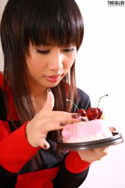 Candy Lee "Chica comiendo pastel" [El Callejón Negro]
