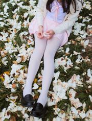 [Campo de viento] NO.146 Chica rosa de seda blanca al aire libre