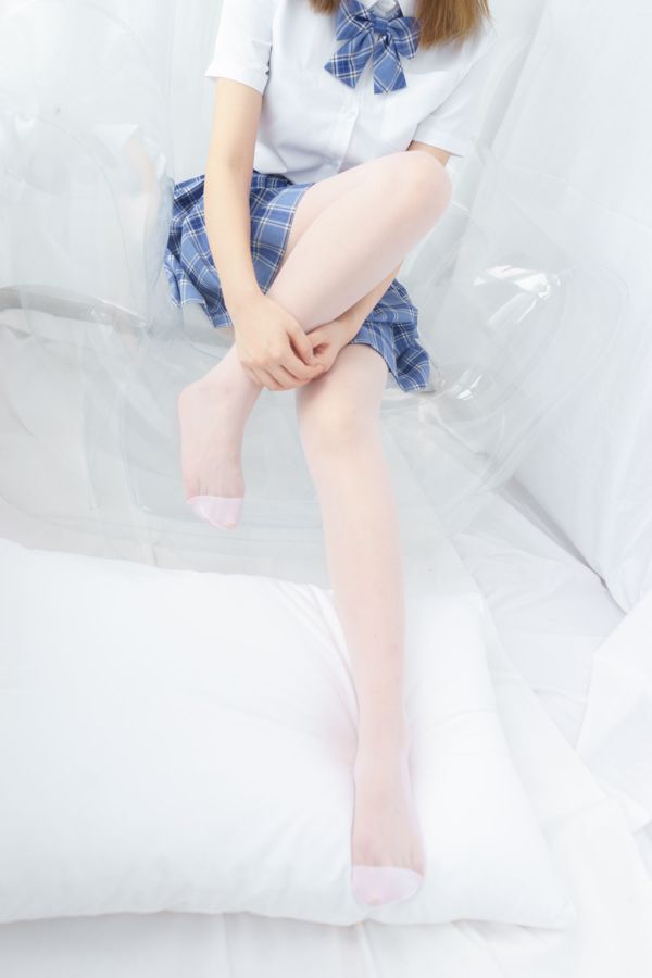 Dziewczyna Lolita w niebieskiej spódnicy w kratę [Fundacja Sen Luo] [BETA-030]