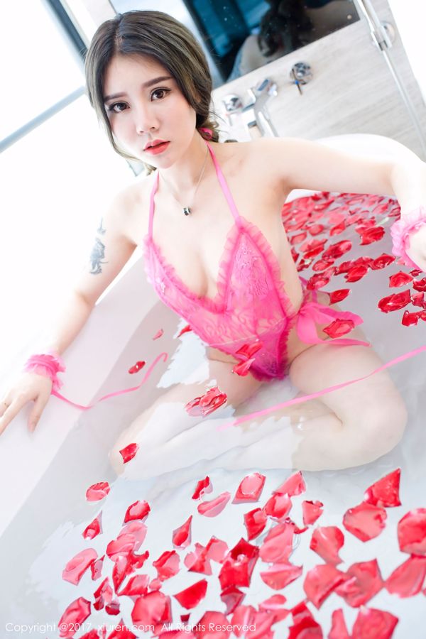 Alisa Lisa "Bikini de pecho abierto de charol + cabestrillo hueco + rosas de bañera" [秀 人 网 XIUREN] No.777