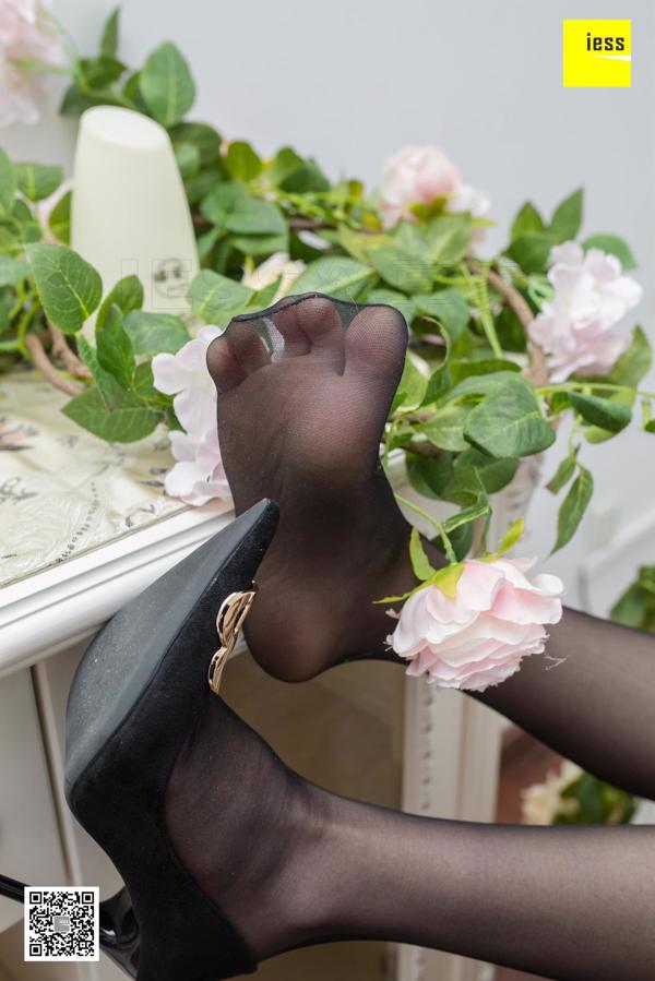 Model Wen Xin "Little Women" with black silk legs and silk feet [Iss to IESS]