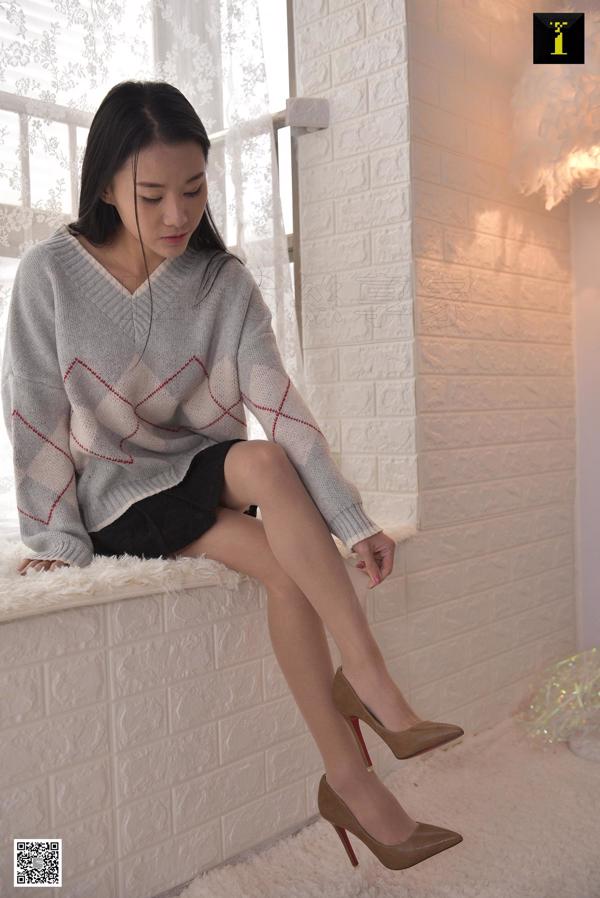 Leaf "Petite Leaf's Sweater" [Iss to IESS] Beautiful legs in stockings