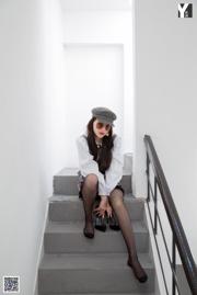 [IESS] Modello Miao Sister "Playful Plaid Suit" Gambe in seta nera