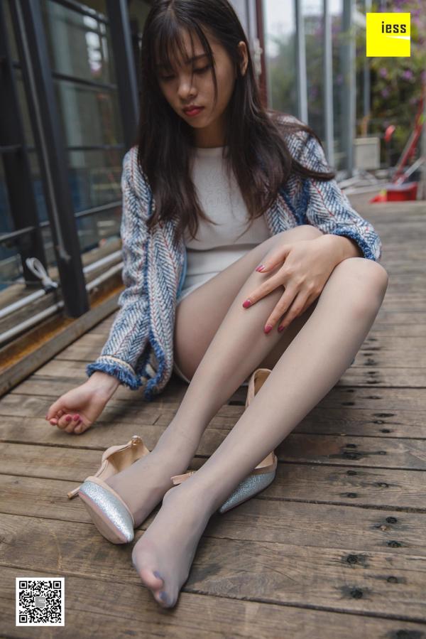 Model Qiqi "Xiaoxiangfeng Street Shooting" Grey Silk Legs [Iss to IESS]