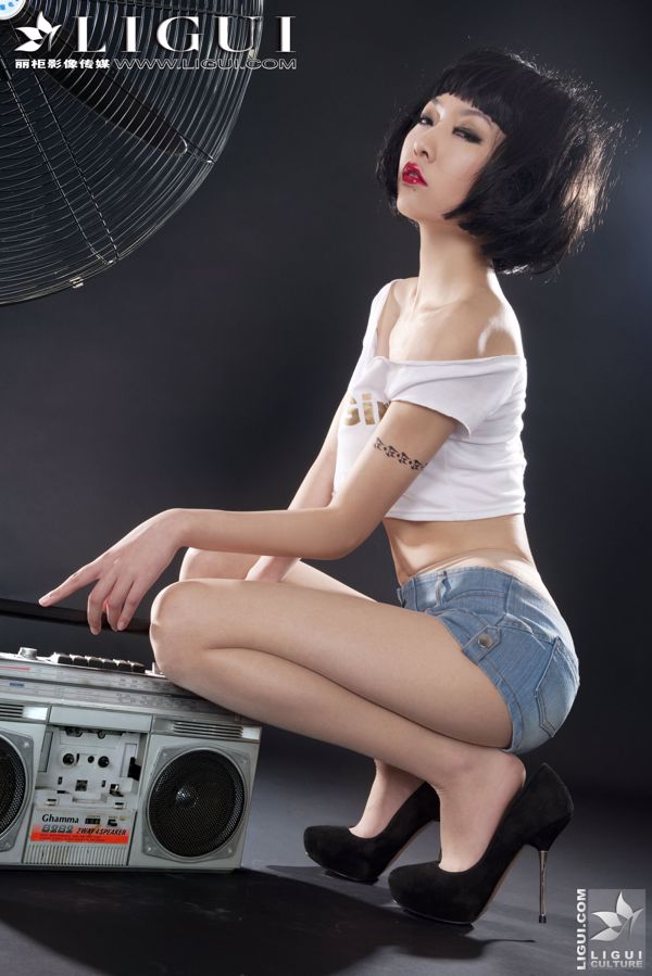 [丽柜贵足LiGui] Model Wenxin "Fashionable Denim Hot Pants Girl" Beautiful Legs and Silky Feet Photo Picture