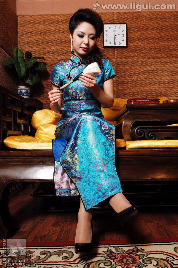 Model Bing Qing "The Struggling Binding of the Oriental Young Woman" [丽柜美束LiGui] Silk Foot Photo Picture