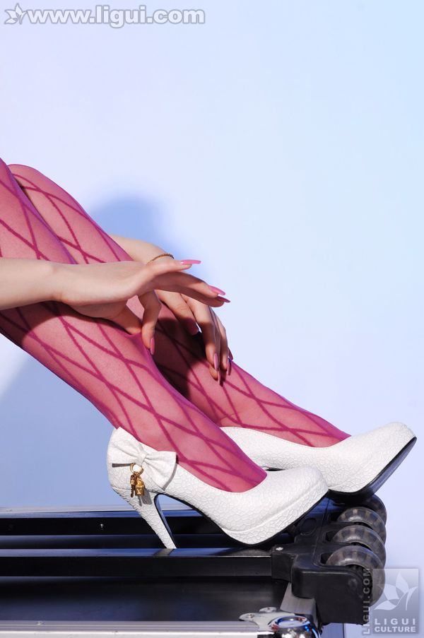 Model Chen Jiajia „Kolorowe jedwabne pończochy i wysoki obcas” [丽 柜 LiGui] Silk Foot Photo