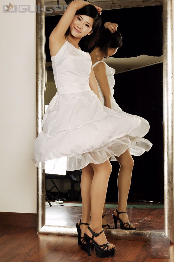 Model Karuru "Art School Beauty's Tender Feet in Stockings" [丽柜LiGui] Silky Foot Photo Picture