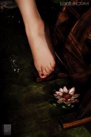 Modelo Karuru "Paisaje exótico y pie hermoso" [丽 柜 LiGui] Fotografía de pies de jade en medias