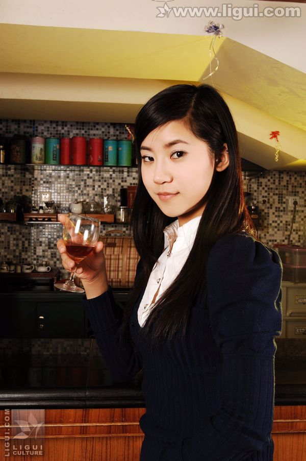 Modelo Karuru "El bar de la señorita Liquor a la fama de los invitados" [丽 柜 LiGui] Foto de hermosas piernas y pies de jade