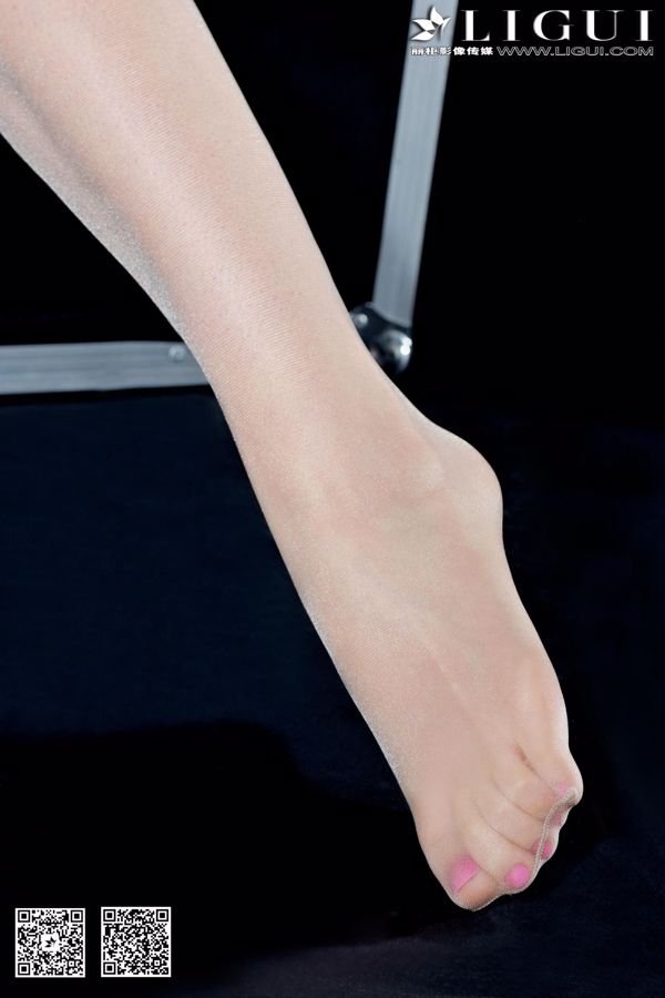 Obras completas de la modelo Yoona "Pantalones cortos de mezclilla, pies de tacón alto" [Ligui Guizu] Foto de hermosas piernas y pies de jade