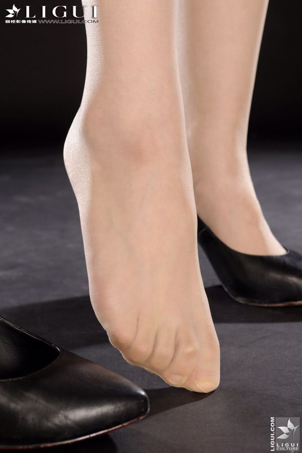 Model Tina "The Alluring Beauty of a Female Secretary" [丽柜 LiGui] Photo of beautiful legs and feet