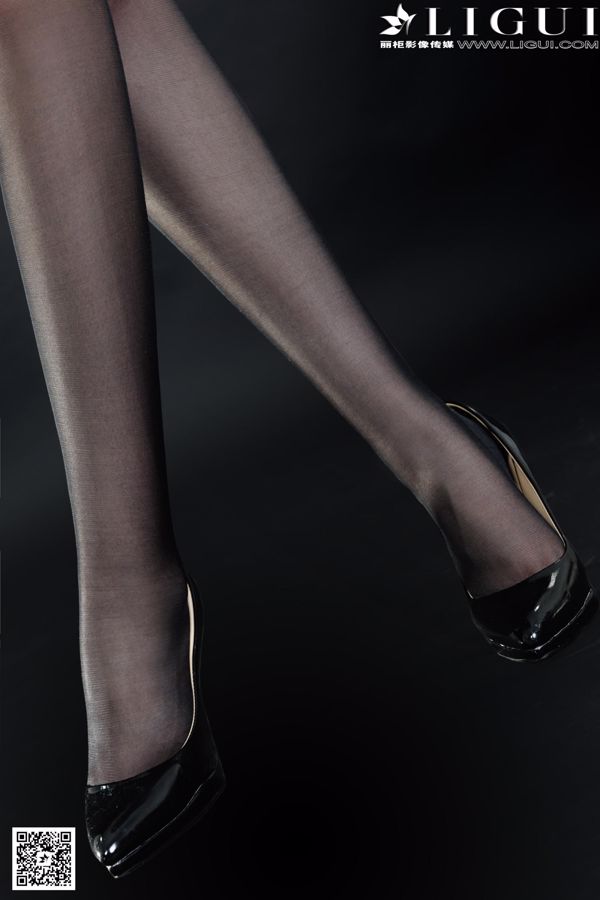 Model Feifei "Noble Black Silk and Beautiful Silk Feet" Complete Works [丽柜LiGui] Photograph of Beautiful Legs and Jade Feet