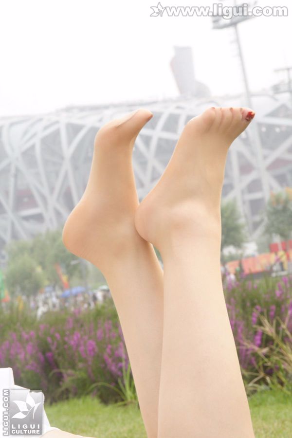 Pantalla modelo "mostrando hermosas piernas en la hierba" [丽 柜 LiGui] Silk Foot Photo