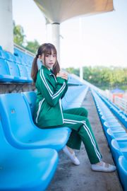 Kitaro_Kitaro „Dziewczyna w zielonej odzieży sportowej”