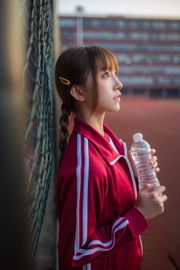 Kitaro_Kitaro "Chica en ropa deportiva roja"