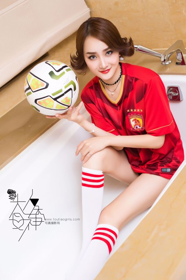Zhou Xiai "Little Red Devil Baby Salutes Manchester United" [Headline Goddess]