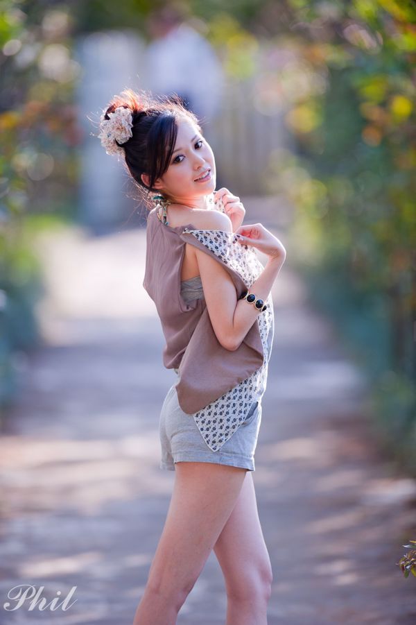 Taiwanese goddess Avy Du Kewei "Sling Shorts Series" small fresh and beautiful outdoor shot