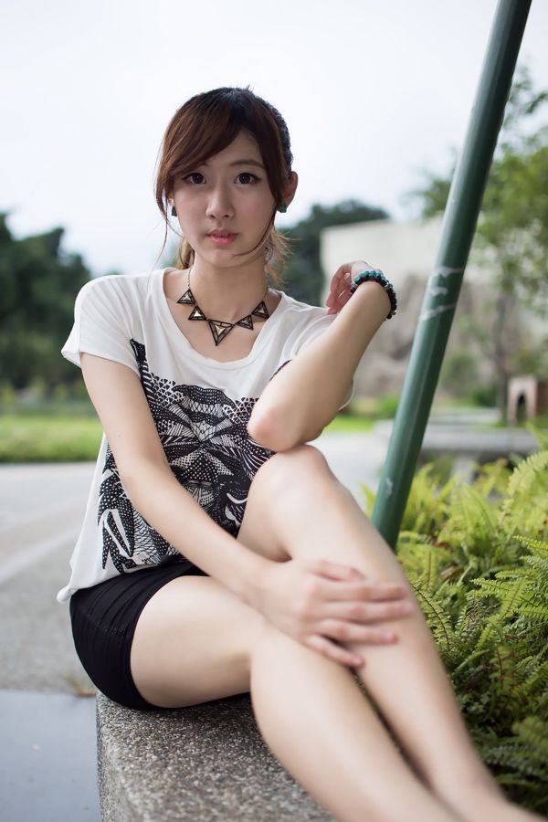 Taiwanese model Queena / Maaki Hayashi << Park outside beat >>