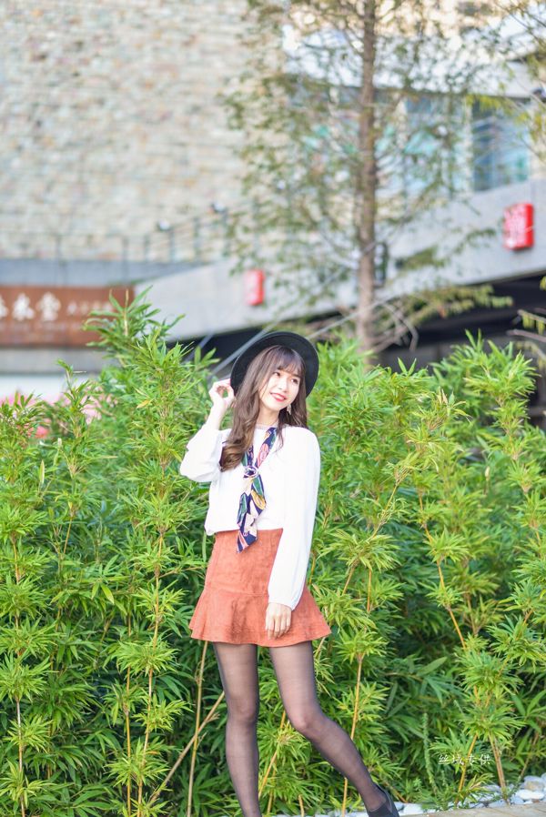 [Taiwan Zhengmei] Topic titled "Gomei Pavilion. Fashion" street shot of black silk girl short skirt