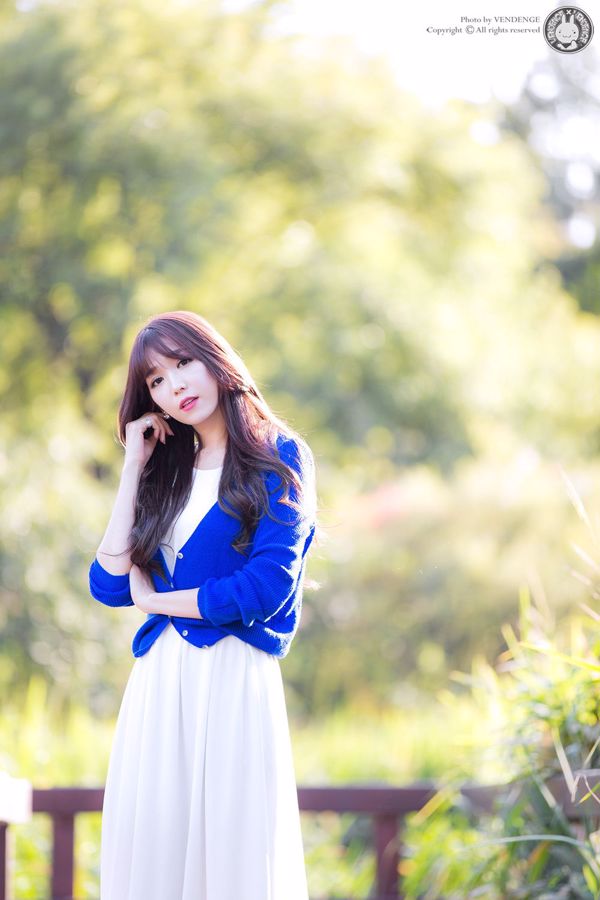 South Korean goddess Lee Erhui "Outdoor shooting beautiful long skirt series"